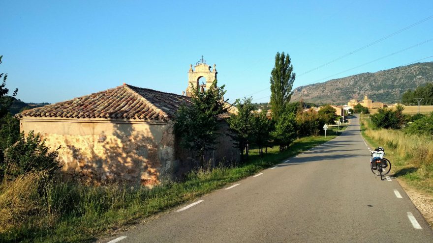 Kostel Virgen de Pedrajas u města Poza de la Sal ve Španělsku.