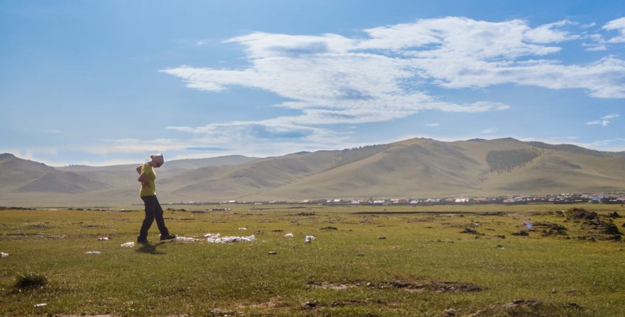 Přešlapování mezi rozfoukanými odpadky, Mongolsko