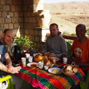 Snídaně v kaňonu Ghoufi