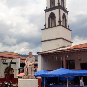 Výroba hudebních nástrojů je tradičním motivem i na sochách po celém městě