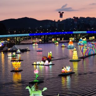 Rozsvícená řeka během festivalu světel v Jinju, Jižní Korea