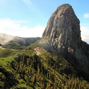 Roque de Agando nad údolím Benchijigua, Gomora