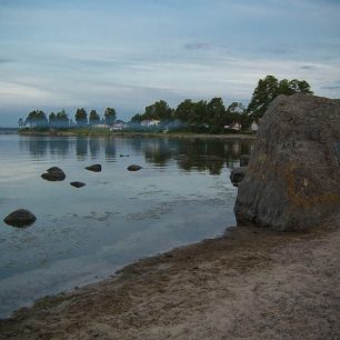 Na pobřeží v NP Lahemma leží bludné balvany zanesené skandinávskými ledovci, Lahemma