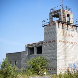 V parku naleznete i staré rozpadající se vojenské stavby z dob hluboké totality, Lahemma