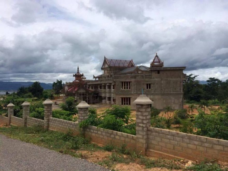 Nový hotel postavený na pozemcích patřících farmářům