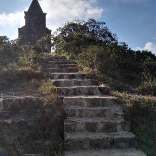 Starý katolický kostel v parku Bokor Mountain