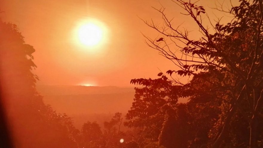 Západ slunce přes polarizovanou čočku v parku Bokor Mountain