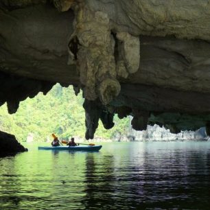 Kajaking v Ha Long Bay