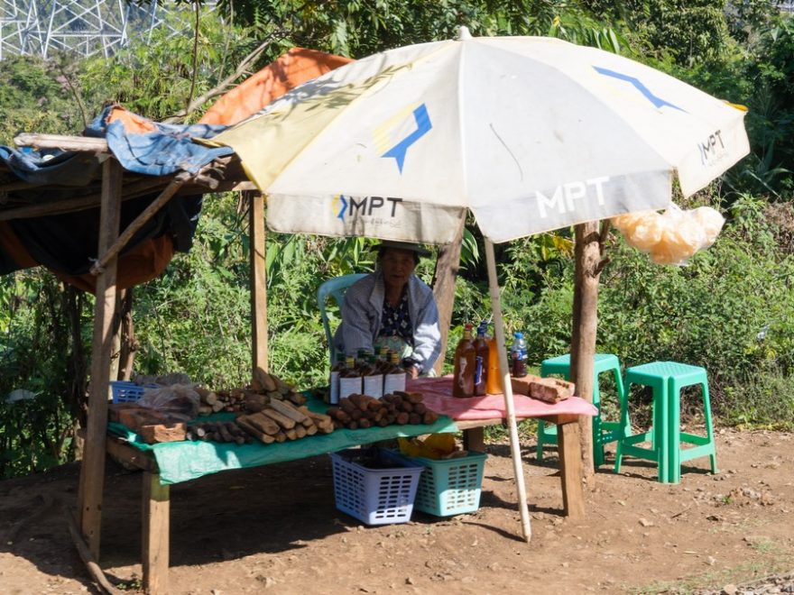 Na nástupišti před mostem čekají každý den prodejci se svými stánky, Gokteik, Myanmar