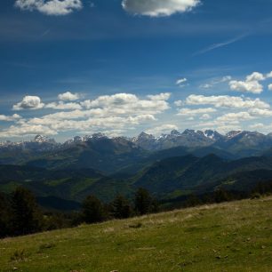 Kopečky v podhůří Pyrenejí jsou už v květnu zbarvené do sytě zelené