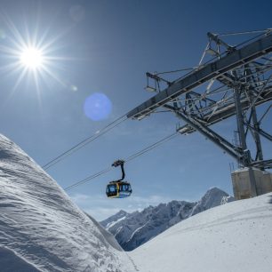 Ledovcový areál je vybaven 18 vleky a lanovkami s kapacitou 25 000 lyžařů za hodinu, Zillertal, Rakousko