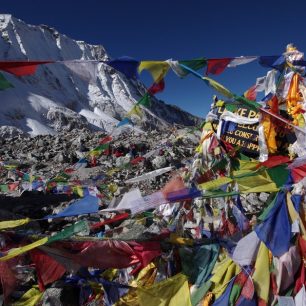 Sedlo Larkya. Tibetské praporky roznášejí modlitbu - óm mani padme húm