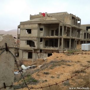 Zničené domy v blízkosti města Maalula, jejíž stavbu a dokončení zastavila válka mezi lety 2011 - 2017