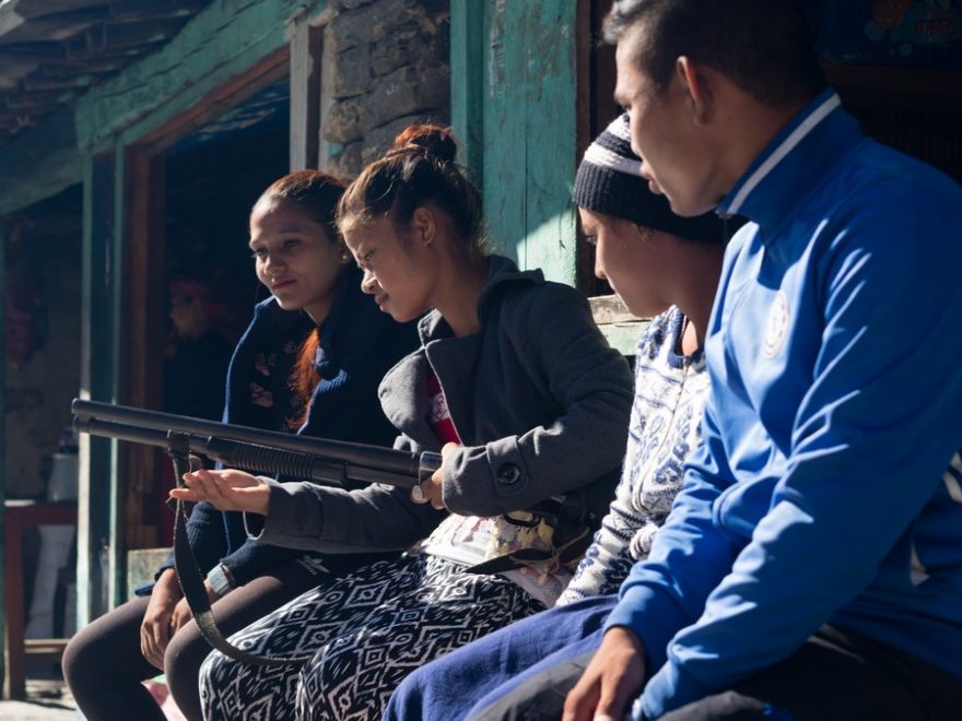 Při zastávce ve vesnicích je o zbraně veliký zájem, Manaslu circuit, Nepál