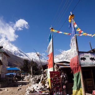 K modlitebním vlaječkám se při volbách přidá i ta nepálská, Manaslu circuit, Nepál