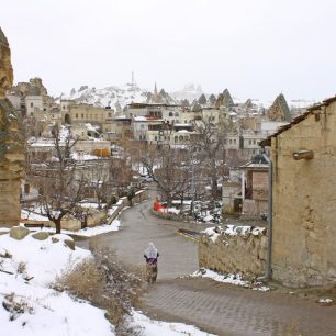 V ulicích Goreme, centra dění