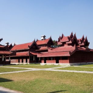 Původní budovy a muzeum uprostřed paláce, Mandalaj, Myanmar