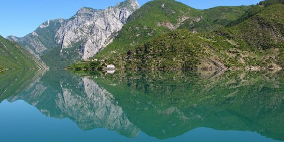 Vodním stopem přes albánské jezero Komani