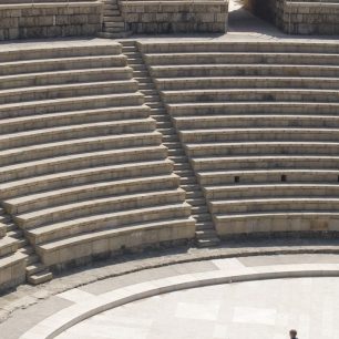 V Caesarea se do dnešních dní se zachovaly části zástavby, palác i amfiteátr