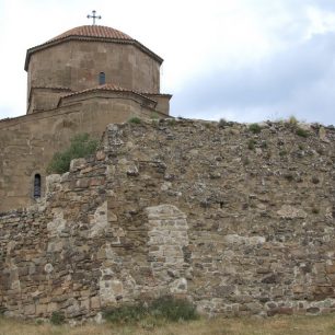 Klášter Džvari je ortodoxní klášter z 6. století stojící na vrcholu kopce nad soutokem řek Mtkvari a Aragvi