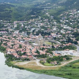 Pohled na město Mccheta od kláštera Džvari