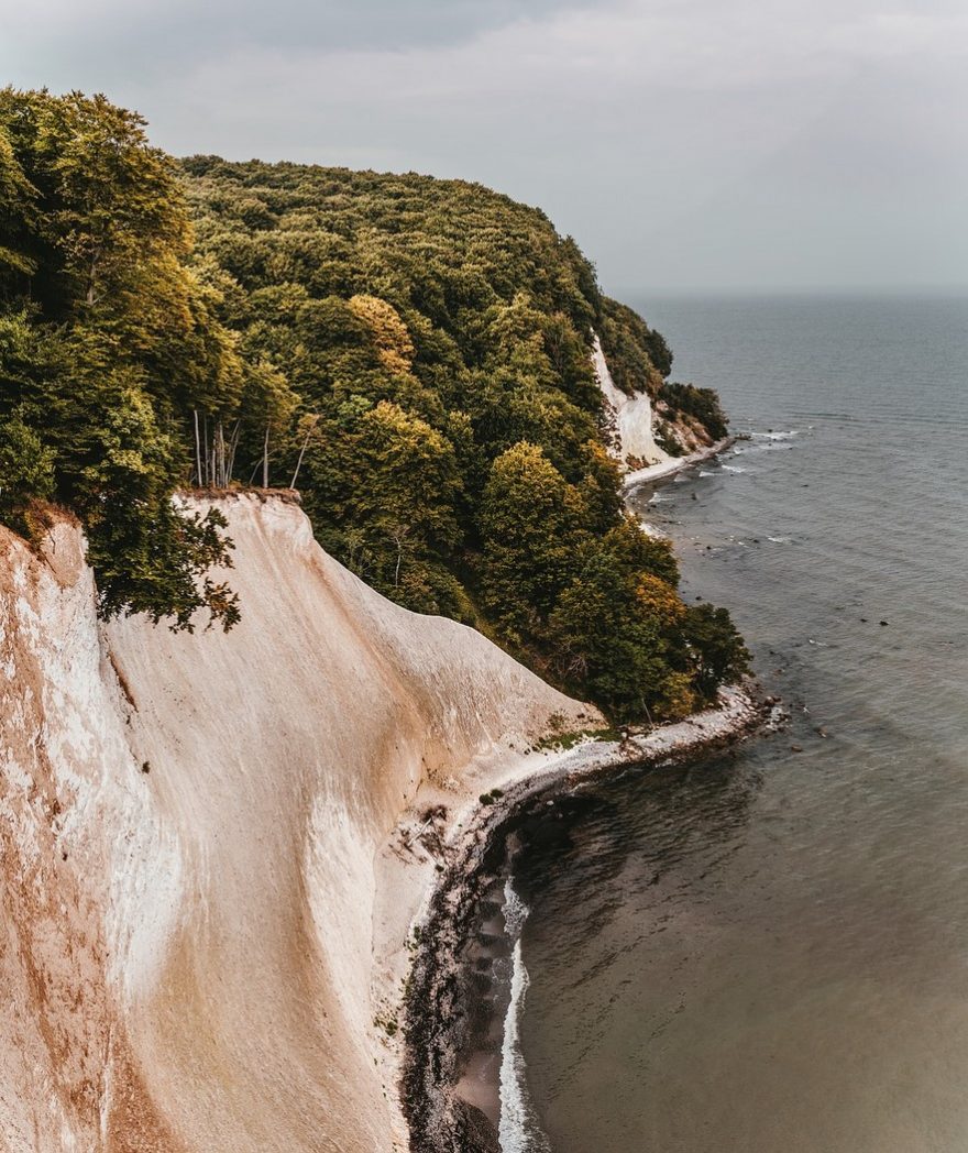 Strmé křídové útesy na ostrově Rügen