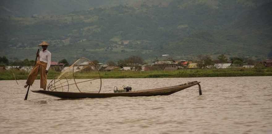 Na jezeře Inle lake rybáři chytají ryby tradičním způsobem.