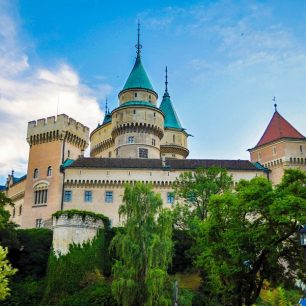 Klenotem Bojnic, městečka u Prievidzi, je Bojnický zámek, který patří k nejnavštěvovanějším a nejkrásnějším zámkem nejen na Slovensku, ale i ve střední Evropě