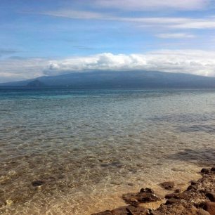 Pobřeží Camiguinu a Mindanao na obzoru