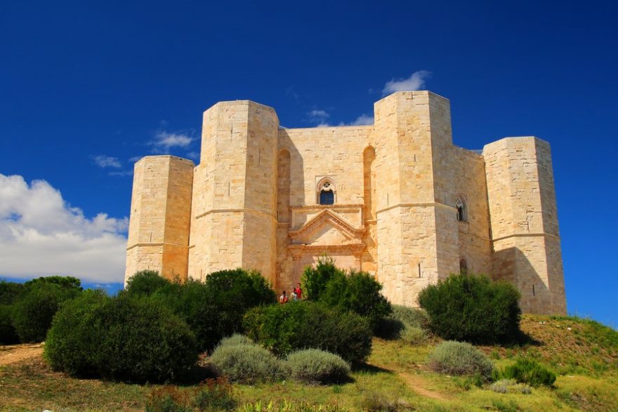 Císařské sídlo Castel Del Monte bylo navrženo jako magický osmiúhelník