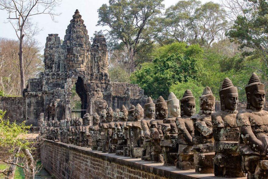 S průzkumem hlavních měst Angkor Wat a Angkor Thom je potřeba začít poměrně brzy ráno, abyste se vyhnuli nepříjemným davům a horku