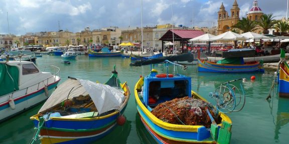 Šest nenápadných perliček přelidněné Malty – útesy, zátoka, jeskyně, trek, zahrada a laguna na koupání