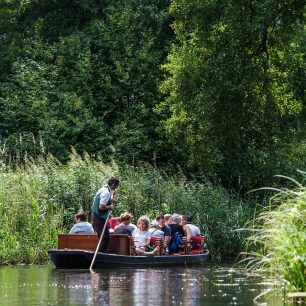 Projížďka na typické dřevěné loďce v okolí jezera Spreewald, Německo