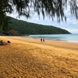 Liduprázdná pláž poblíž letiště, Con Dao, Vietnam