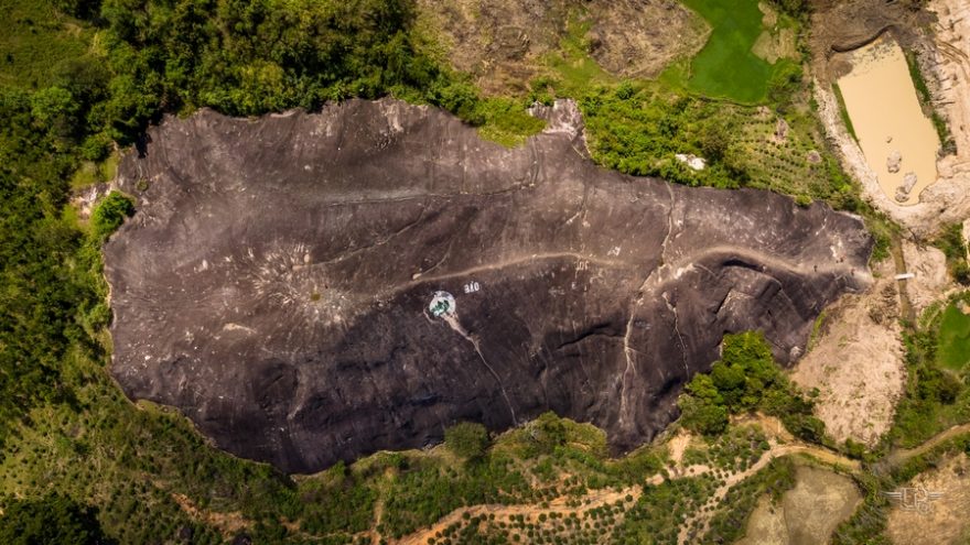 Skála ve tvaru sloního hřbetu u jezera Ho Lak, Vietnam