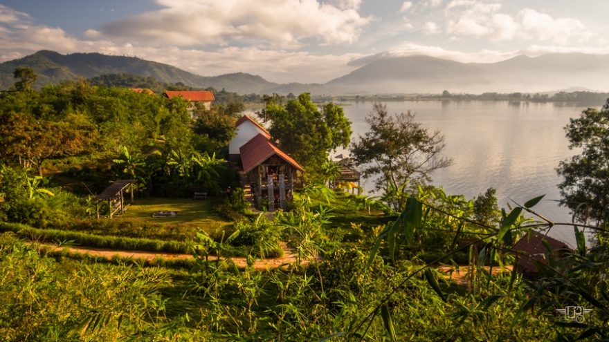 Brzké ráno u jezera Ho Lak, Vietnam