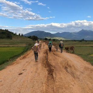 Během projíždky na kole u jezera Ho Lak, Vietnam