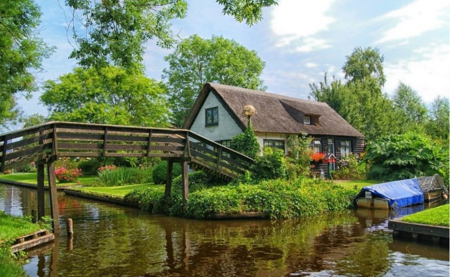 Giethoorn je protkaný kanály, rozkošnými mostky a hlavně vyniká chaloupkami se slaměnými střechami