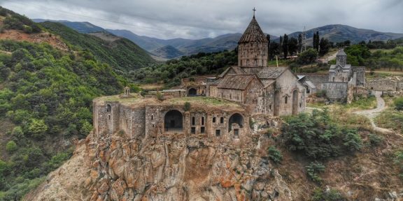 Jihoarménský klášter Tatev vás přivítá pohoštěním