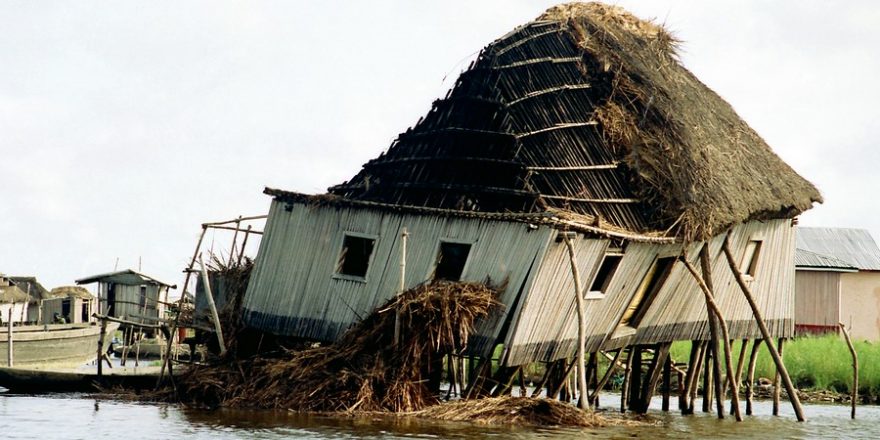 Na rozdíl od evropských Benátek, či asijských Benátek ve Šrínagaru, tady v afrických Benátkách mají stavby na pilířích poměrně krátkou životnost.