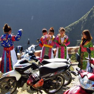 Dívky na vyhlídce na Ma Pi Leng Pass