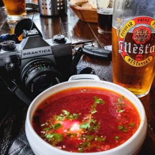 Koločava je poměrně dlouhá, a tak je nutnost po hezké procházce vesničkou dát si české pivo a boršč.