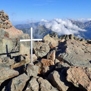 GR20 chodí v hlavní sezóně stovky lidí denně, leč vrcholky překrásných hor, které lemují cestu, většinou zejí prázdnotou