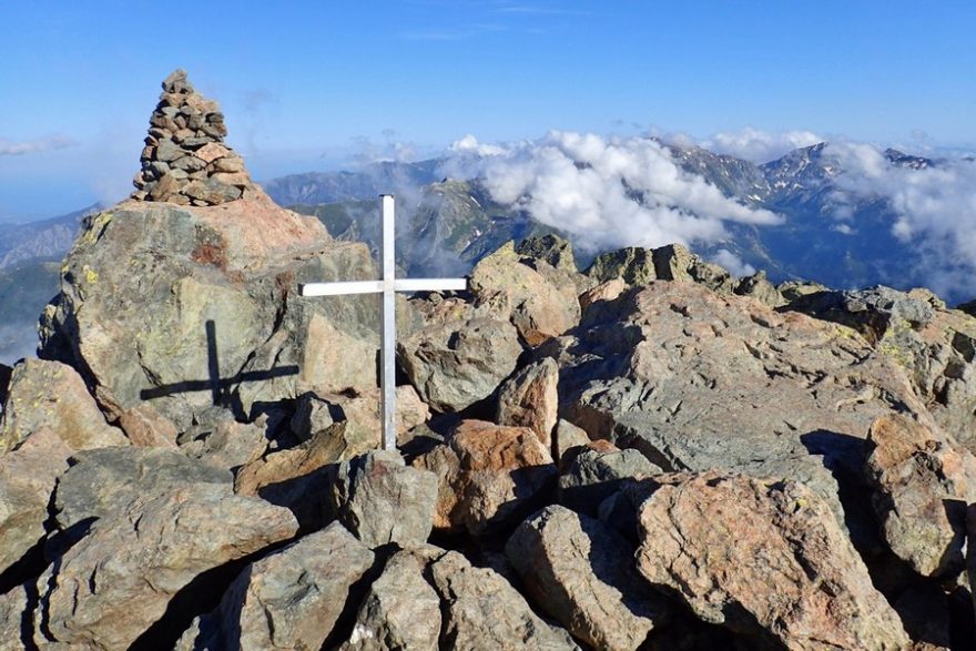 GR20 chodí v hlavní sezóně stovky lidí denně, leč vrcholky překrásných hor, které lemují cestu, většinou zejí prázdnotou