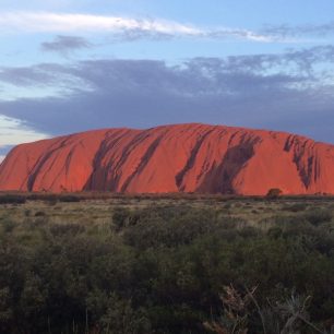 Majestátní monolit ve středu Austrálie opředený tajemnými pověstmi 