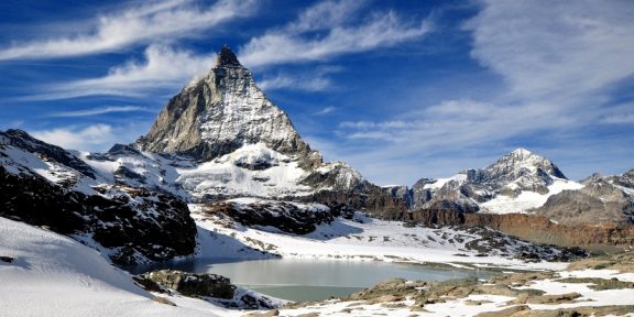 Zermatt s kulisou impozantních čtyřtisícových velikánů Švýcarska