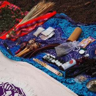 Několik málo předmětů, které jsou používány při ceremoniích.
