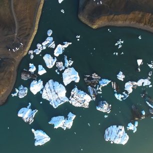 Pohledy na ledovcovou lagunu Jökulsárlón a její okolí.