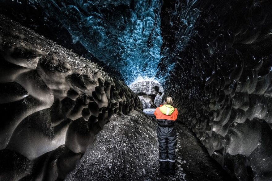 Ledovcové jeskyně v led. Jazyku Breiðamerkurjökull zásobující ledovcovou lagunu Jökulsárlón, východní část oblasti.   