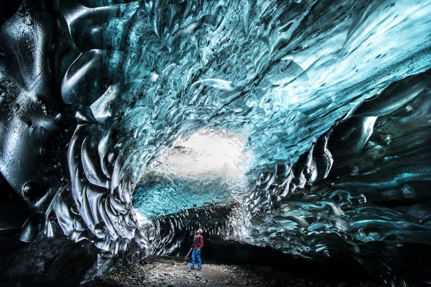 Ledovcové jeskyně v led. Jazyku Breiðamerkurjökull zásobující ledovcovou lagunu Jökulsárlón, východní část oblasti.   